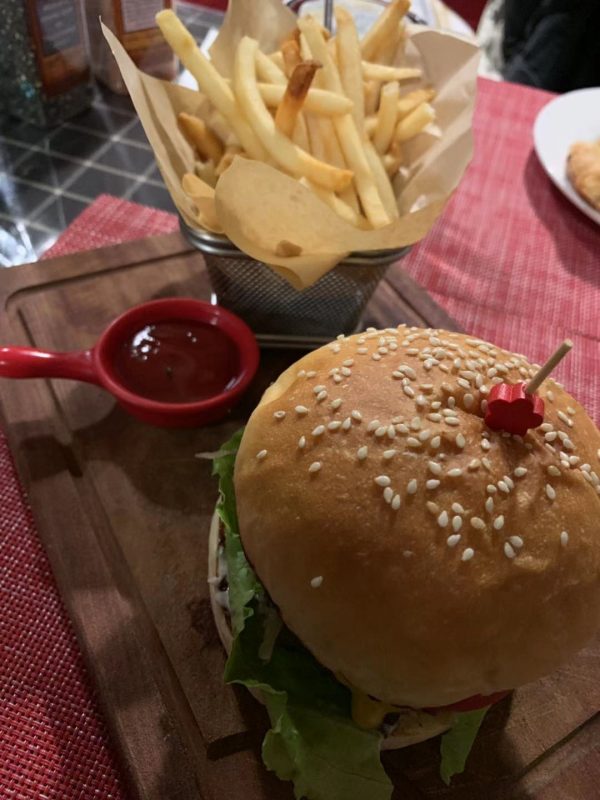 Houze Cafe Beihai - Grab a Burger